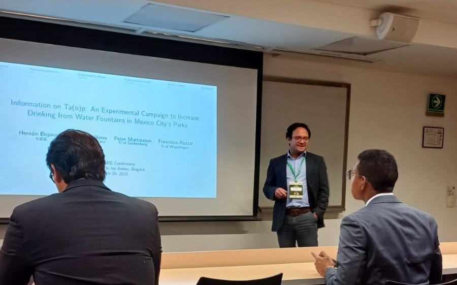 ibero_economia's tweet photo. ,📢Participación internacional
Nuestro profesor @DrHeres participó en la conferencia anual de la asociación Latino Americana de economistas ambientales y de recursos naturales @laere_ que se lleva a cabo en Bogotá, Colombia
¡Bravo David!
#LAERE #LAERE2025 #Economia #IBERO #Mexico https://t.co/GaiBF5xcqF