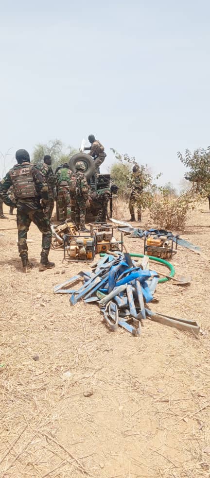 CHEFDIRPA's tweet photo. DEMANTÈLEMENT D’UN SITE D’ORPAILLAGE CLANDESTIN DANS LE SECTEUR DE KENIABA.
Lors d'une patrouille de sécurisation, les éléments de la Zone militaire N°4 ont démantelé un site d'orpaillage clandestin ce jour, sur la Falémé, dans le secteur de Kenieba. 16 groupes électrogènes, 10 plaques solaires et divers matériels ont été saisis.