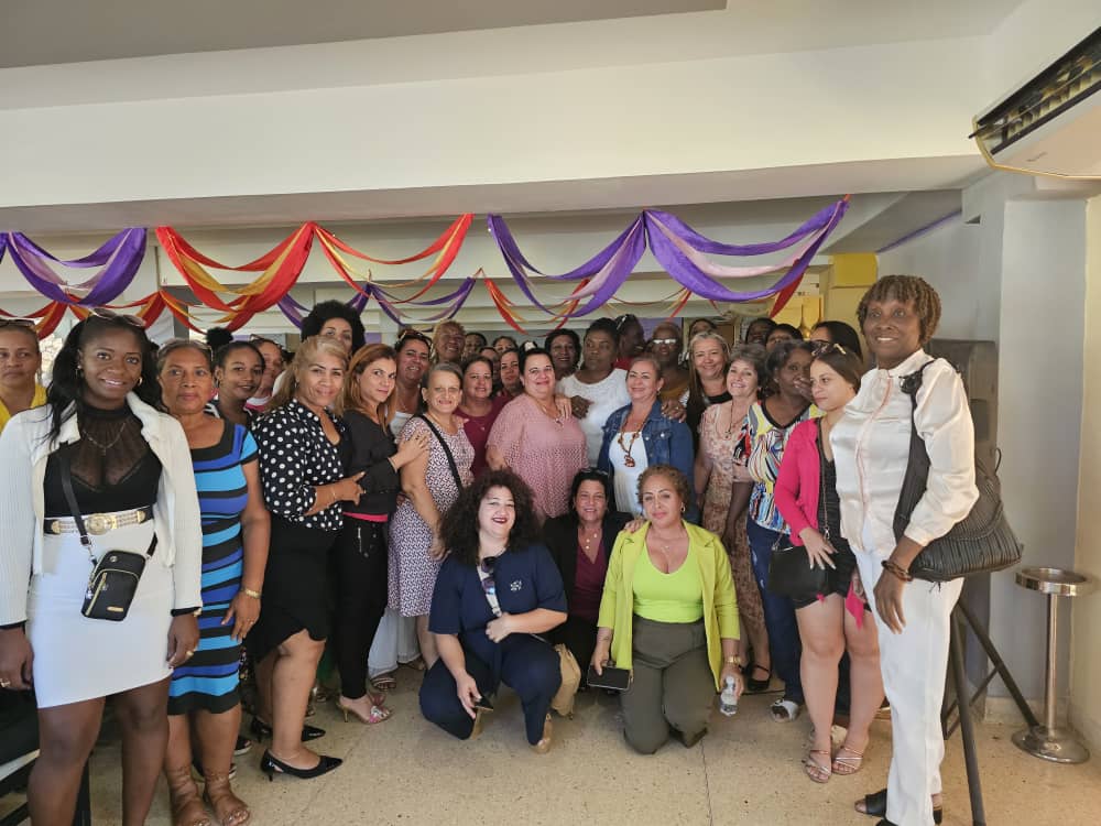 GuzmanTalia99's tweet image. Primera Secretaria del PCC en Santiago de Cuba participa activamente en el evento de mujeres directivas.
#MujeresEnRevolución #embarca