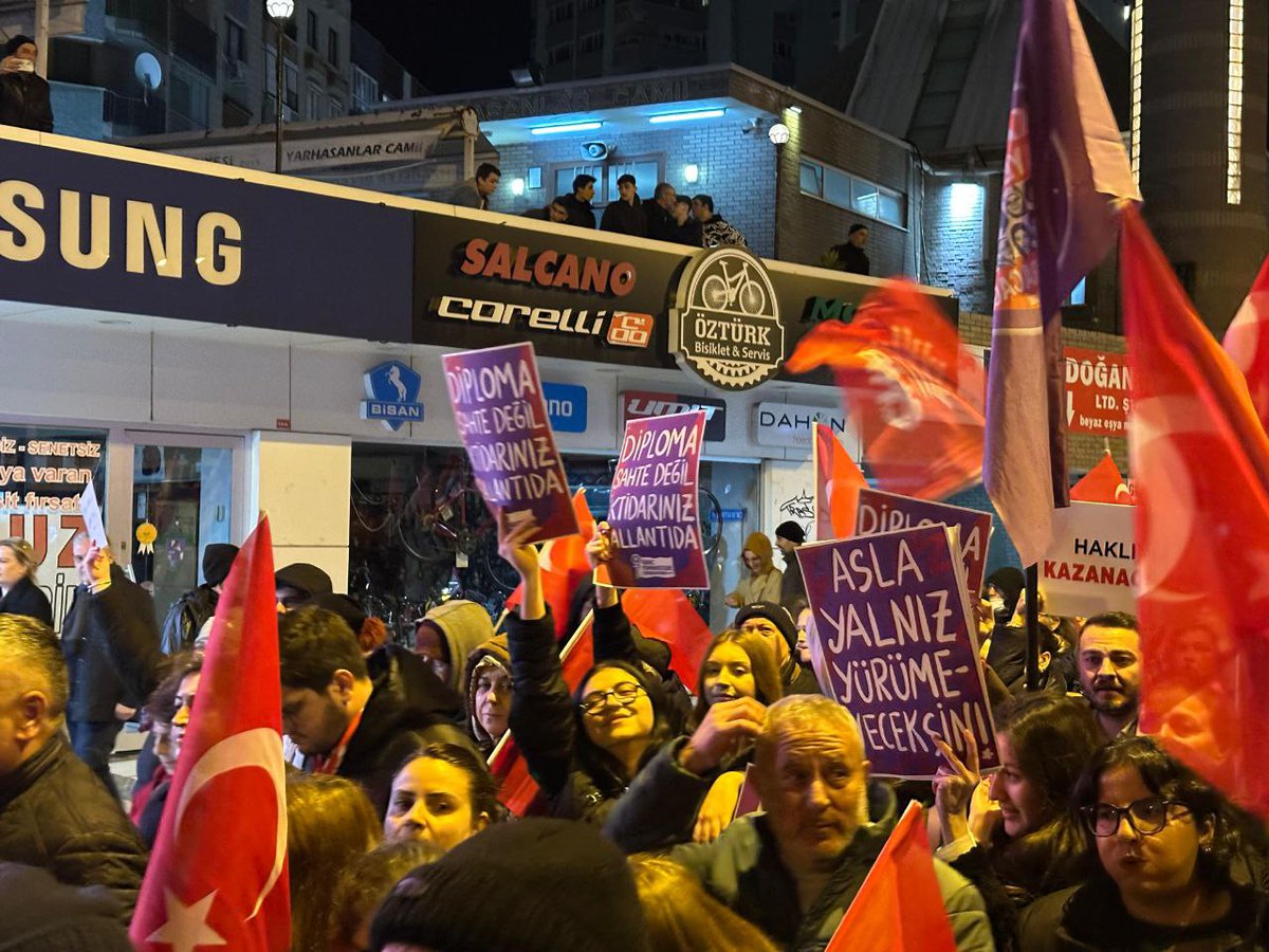 📍Manisa 

Bugün tek adam rejimine karşı yürüdük. Kampüslerimizden çıkıp alanlarda buluştuk. Haklarımıza her saldırdıklarında karşılarında örgütlü mücadelemizi görecekler.✊🏻