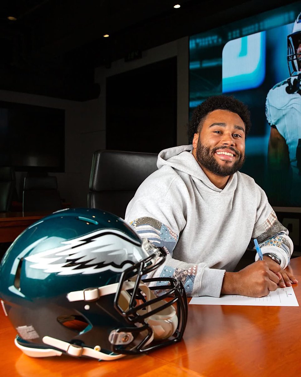 The Eagles have officially signed TE Kylen Granson, RB Avery Williams, and LB Patrick Johnson, adding both new talent and familiar faces to the roster. #Eagles #PhillyCrave