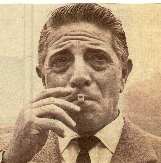 MatiasSchrank's tweet photo. El playboy griego multimillonario que sedujo a Jackie Kennedy.

A los 16 años, el rico imperio de su padre fue destruido y su familia apenas sobrevivió a una masacre en la aldea.

Pero convirtió 60 dólares y un trabajo como operador telefónico en 2.300 millones de dólares.

Esta es la historia de Aristóteles Onassis: