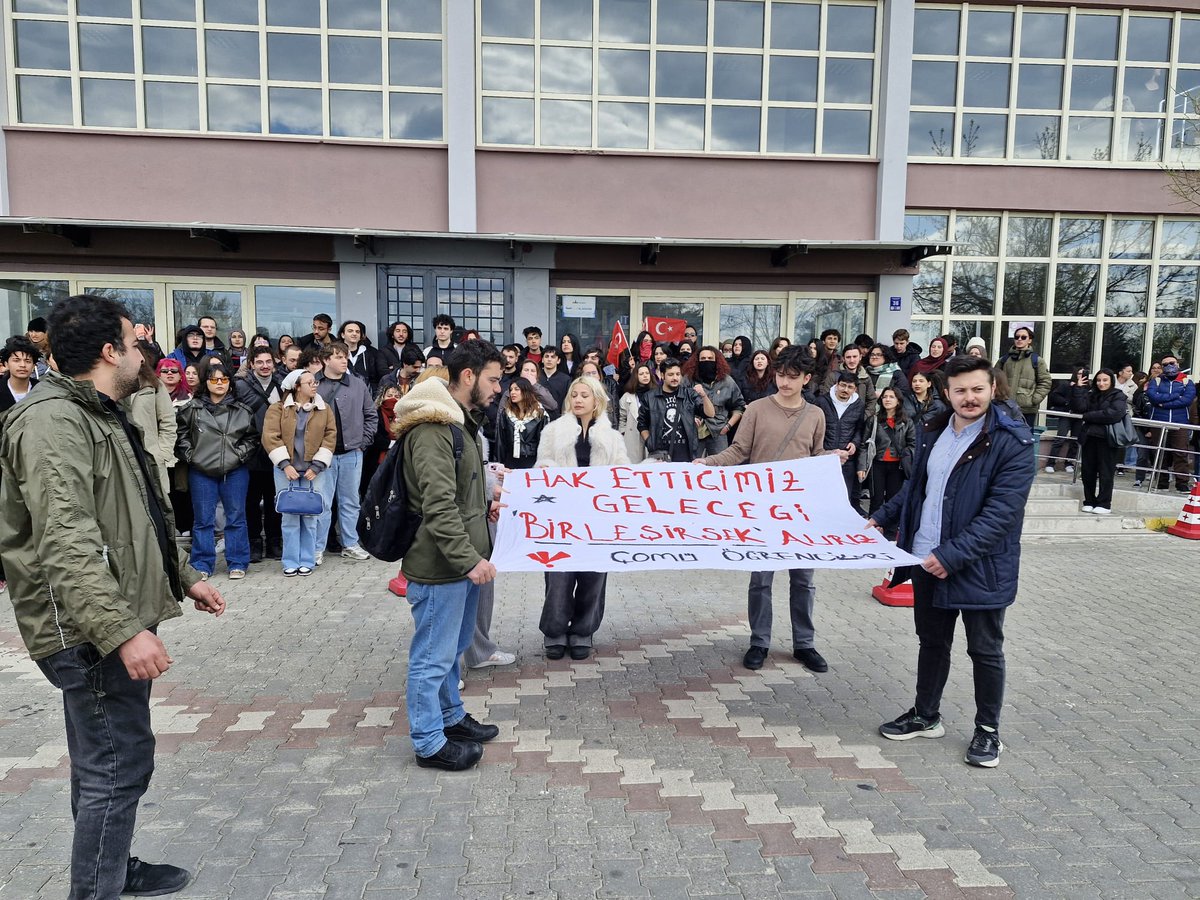 Çanakkale Onsekiz Mart Üniversitesi öğrencileri adalet çağrısını kampüslerine taşıdılar. 

Bu hukuksuzluğa karşı susmuyoruz, dimdik ayaktayız!