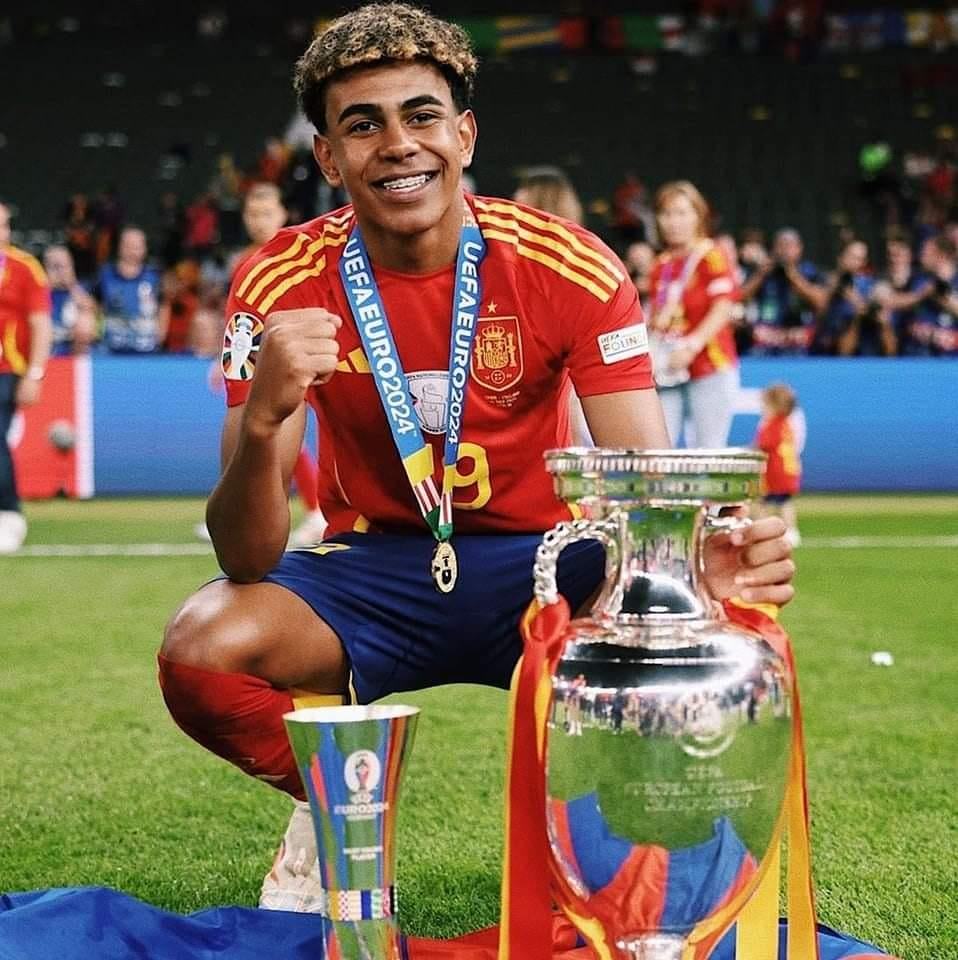 barbonsporting's tweet photo. Lamine Yamal q nació en España no os vale pq no es español 

Ahora bien, Huijsen que es de familia holandesa, nació en Ámsterdam y no vino a España hasta los 5 años os vale pq es pila de español 

Vaya patéticos q sois 🤣🤣🤣🤣 https://t.co/ExdDje8AbH