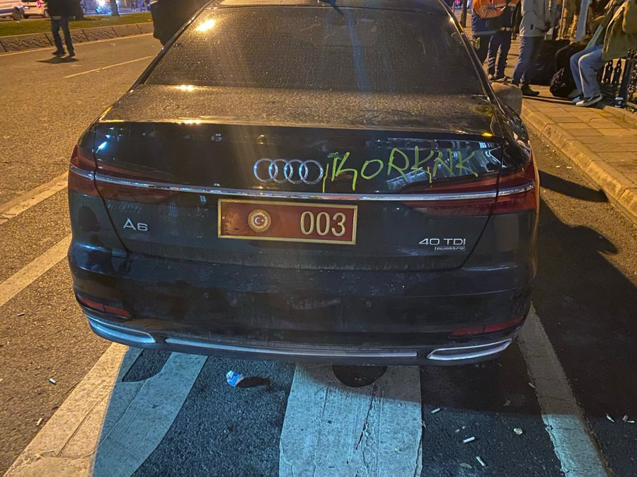 gazeteyolculuk's tweet photo. İmamoğlu'nun gözaltına alınmasına karşı sokağa çıkan gençler CHP milletvekilinin aracına "Korkak" yazdı https://t.co/qzegA0jEfQ