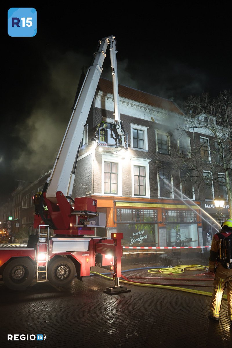 vrhbas's tweet image. Dinsdag 18 maart jl. werd het team ingezet bij een complexe afgeschermde brand in de binnenstad van Delft. Een langdurige inzet waarbij het team werd afgelost/ondersteund door het BBM-team van ZHZ #aansluitenensamenwerken #interregionalesamenwerking