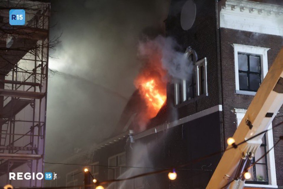 vrhbas's tweet image. Dinsdag 18 maart jl. werd het team ingezet bij een complexe afgeschermde brand in de binnenstad van Delft. Een langdurige inzet waarbij het team werd afgelost/ondersteund door het BBM-team van ZHZ #aansluitenensamenwerken #interregionalesamenwerking