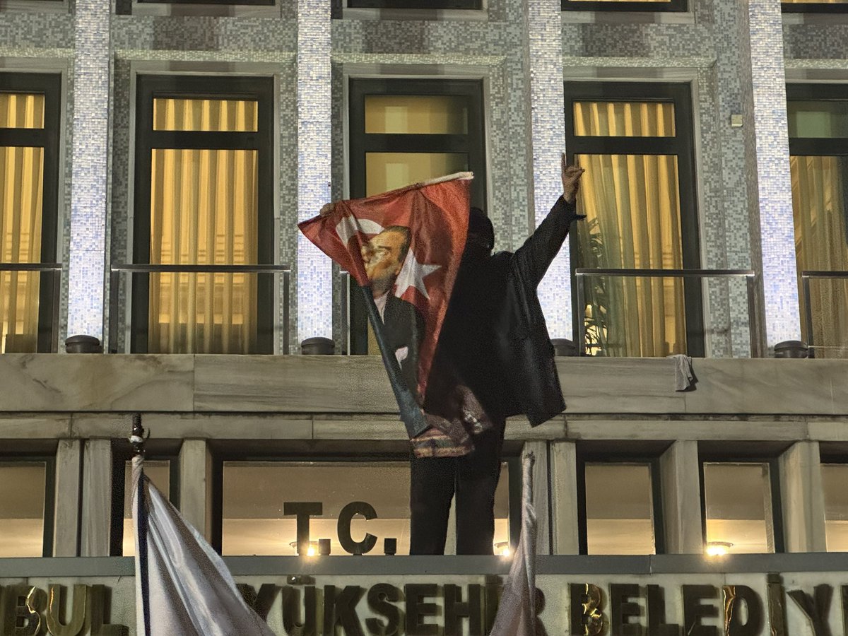 Saraçhane’de İBB Binasına, Atatürk baskılı Türk bayrağıyla çıkan bir genç, Bozkurt yaptı.