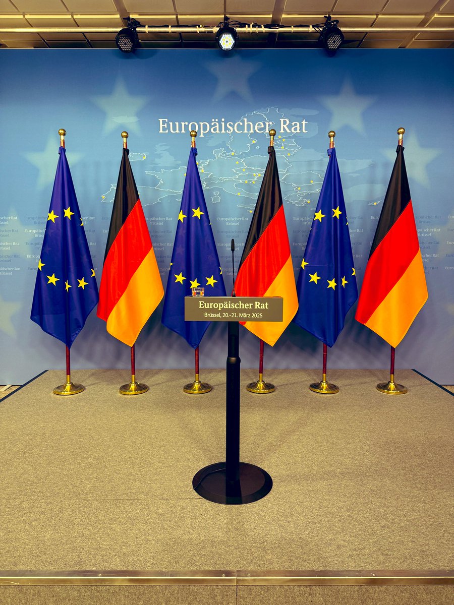 Der Tisch ist weg. Gleich Pressekonferenz 🇩🇪 nach EU-Gipfel. Ist übrigens höhenverstellbar. #euco