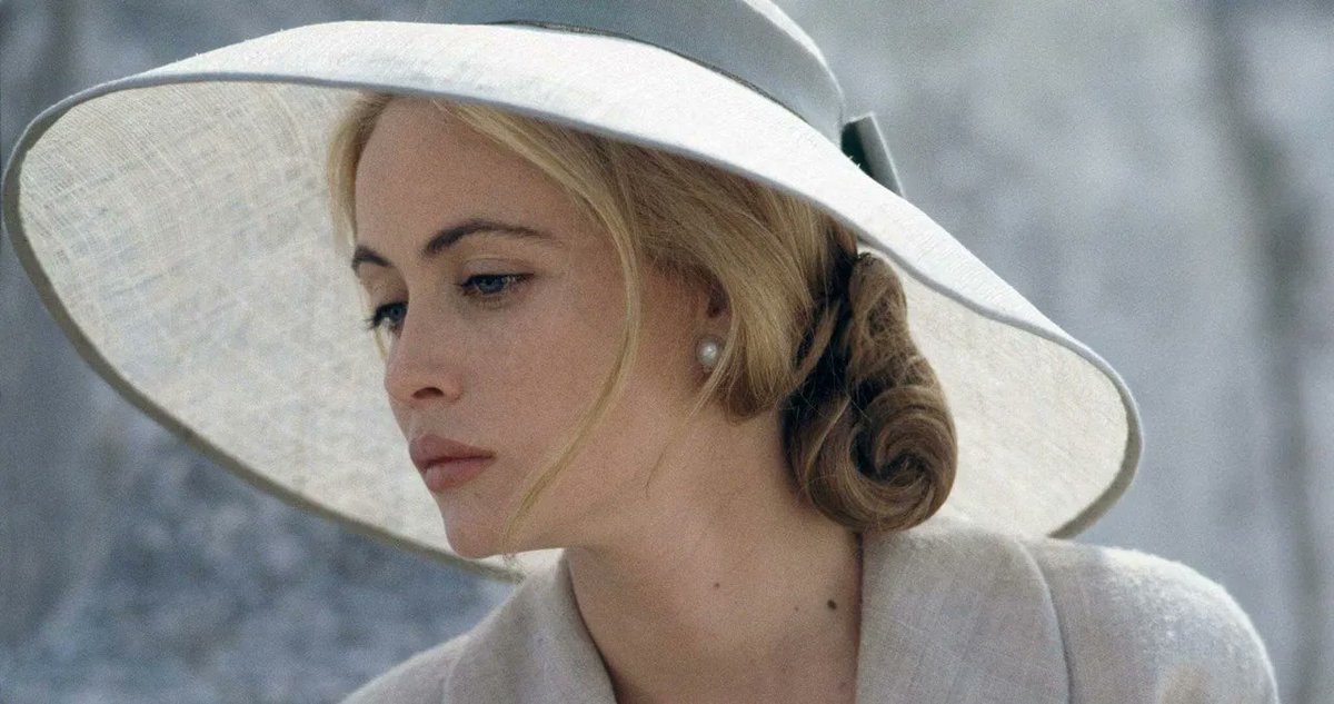 “La langue française est une femme. Et cette femme est si belle, si fière, si modeste, si hardie, touchante, voluptueuse, chaste, noble, familière, folle, sage, qu'on l'aime de toute son âme, et qu'on n'est jamais tenté de lui être infidèle.”

Anatole France