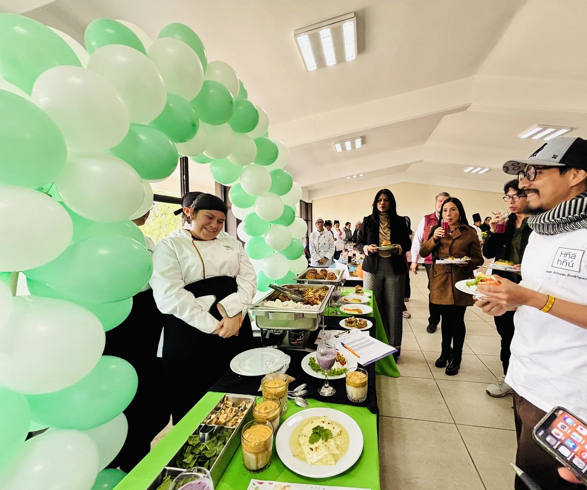 Nuestras talentosas alumnas Siomara Naivi, Denise y Catherine, junto con su docente Mtra. Karelia, representaron con orgullo a nuestra institución en la Muestra Gastronómica “Día Mundial Sin Carne”. <a href="/edmundo_rmz/">Edmundo Ramírez</a> 
#SomosUnEquipoTransformandoElFuturo <a href="/CECyTEHidalgo/">CECyTE Hidalgo</a>