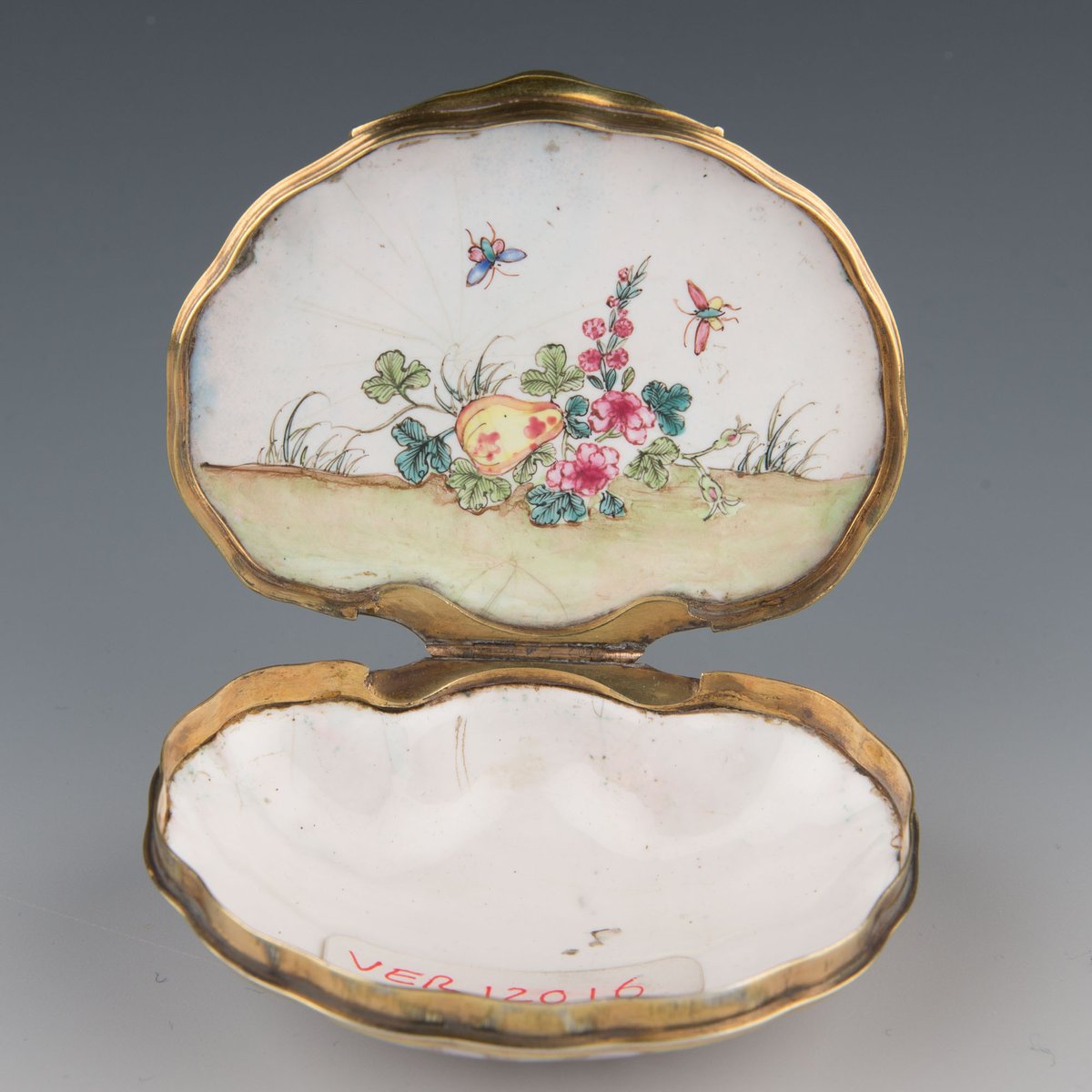 seapearlangel's tweet photo. 18th century cantonese giltmetal-mounted enamel shell snuff box https://t.co/mfFgiALz8W