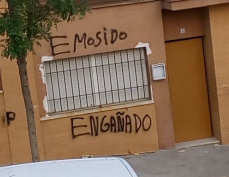 sebascanteros's tweet photo. Al final este loquito que se autopercibe "especialista en  crecimiento económico con o sin dinero" hizo lo mismo que todos los fracasados:

Acudir al FMI 😒 https://t.co/8THa3ThhbH