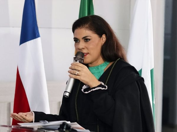 aratuonline's tweet photo. Nova defensora-geral do Estado toma posse e aponta metas da nova gestão

https://t.co/npkUFIzilZ https://t.co/M9LW2oGyJG