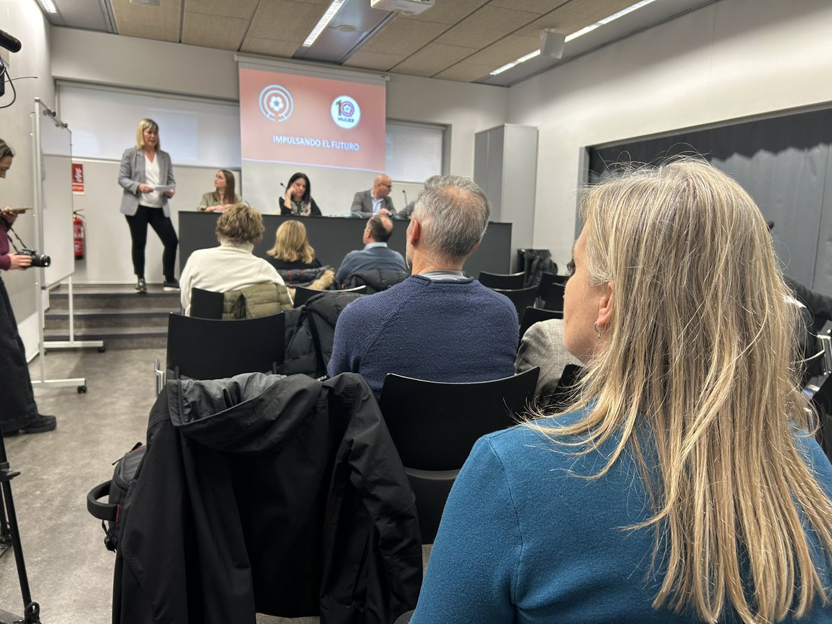 fedfutnavarra's tweet photo. 🔟° aniversario @MulierFCN |

👥 El presidente de #FNF, @RafadelAmoArizu, asiste a la primera jornada del Foro Mulier 2️⃣0️⃣2️⃣5️⃣: ‘Impulsando el futuro’.

🗣️ #Replasa
🗣️ @CRuralNavarra 
🗣️ @Leche_Lacturale 

👏 ¡Felicidades por el aniversario y enhorabuena por promover este foro! https://t.co/xJuRYcGsd2