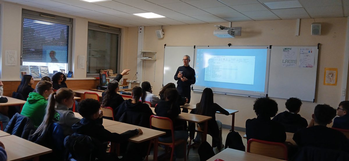 Intervention du brigadier-chef Gilles Paris de la Police Nationale auprès des classes de 4e du <a href="/CollegeGeGaud/">Collège Gérard Gaud</a> pour des séances de #prévention sur les dangers d'internet et des écrans. Des échanges riches et intéressants avec les élèves.