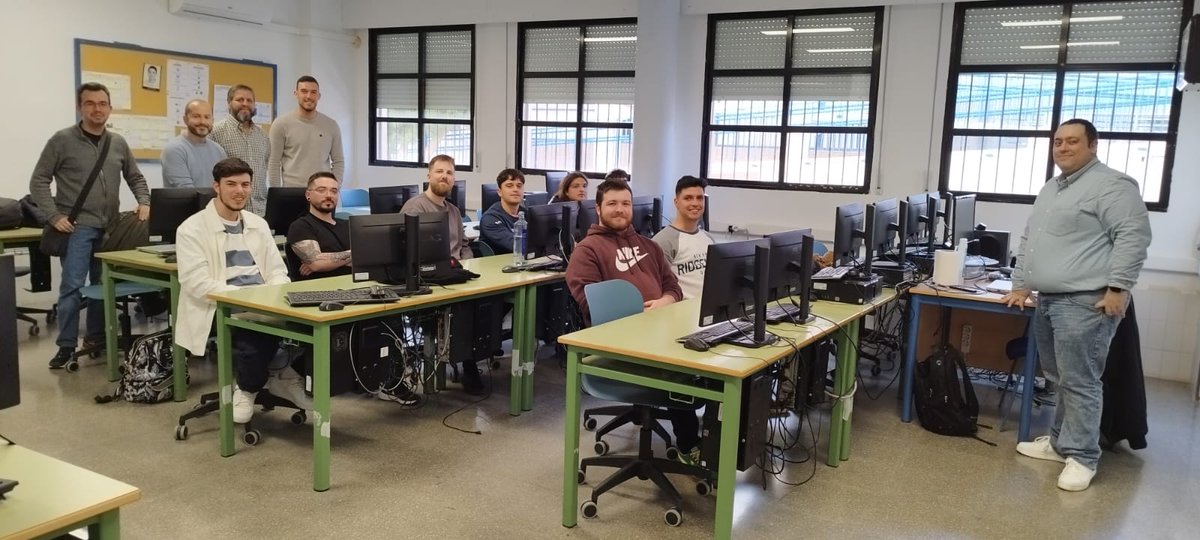Ayer estuve en el IES aguadulce dando una charla en las jornadas oriéntate. Taller de creación de videojuegos con motor opensource (godot). Gracias a la organización por invitarme.