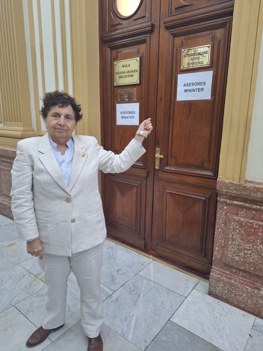 suselparedes's tweet photo. El ministro del interior sigue en el Congreso … ¿Qué hace acá? https://t.co/sE9ZenYLEq