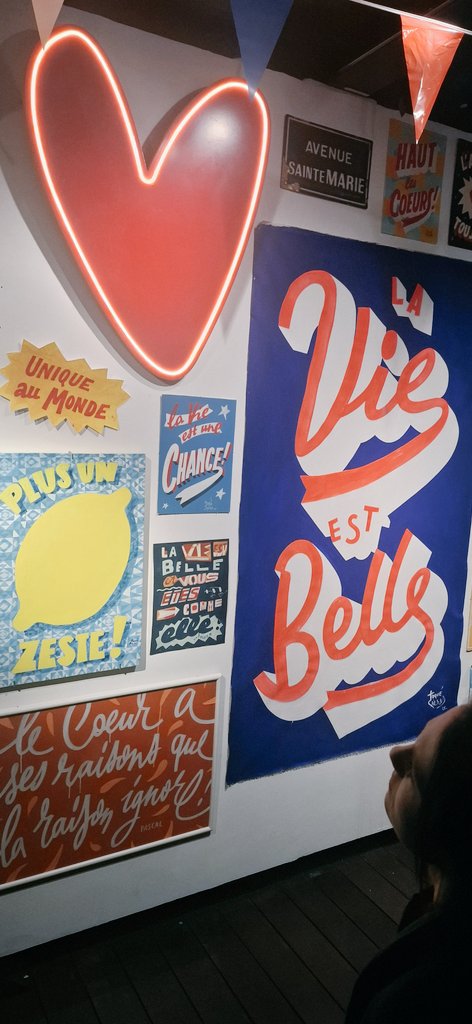 DEBBOUZEVanes's tweet image. #fluctuart #toquefreres #faismoilhumourtoutelanuit 

Art urbain flottant...