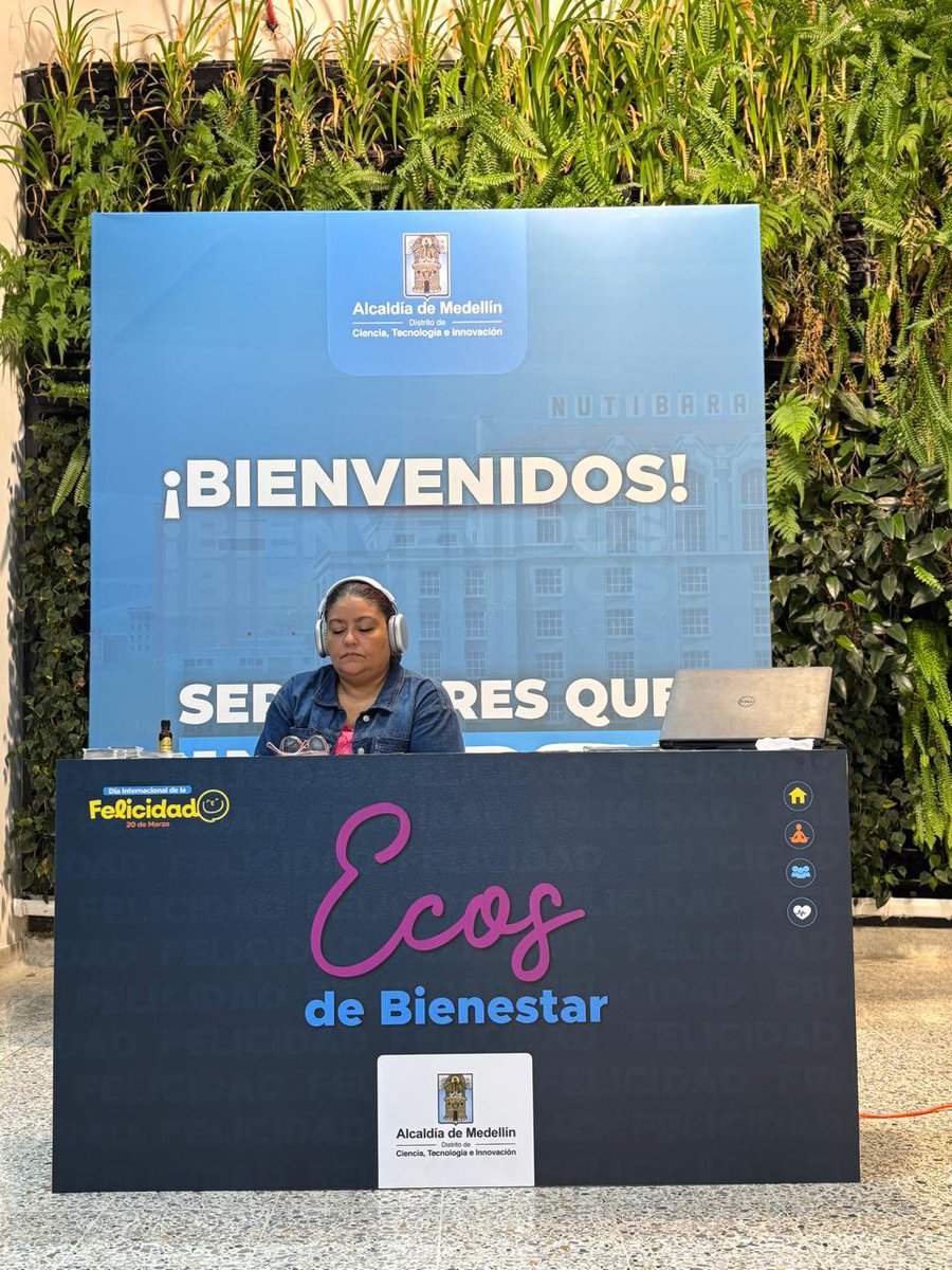 talitaramirez's tweet photo. El bienestar se alcanza con pequeñas rutinas y momentos. Hoy lanzamos a los servidores de la @AlcaldiadeMed “Ecos de bienestar” una cabina itinerante con audios de meditación, respiración y palabras positivas. Pronto estará en las demás sedes. https://t.co/eeYCFgzkfD