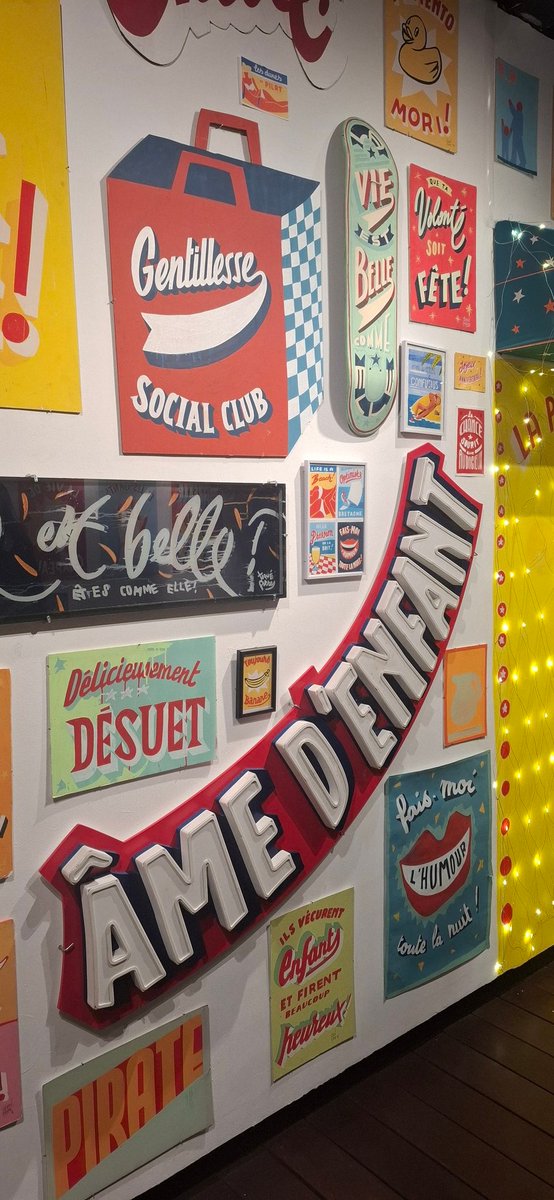 DEBBOUZEVanes's tweet image. #fluctuart #toquefreres #faismoilhumourtoutelanuit 

Art urbain flottant...