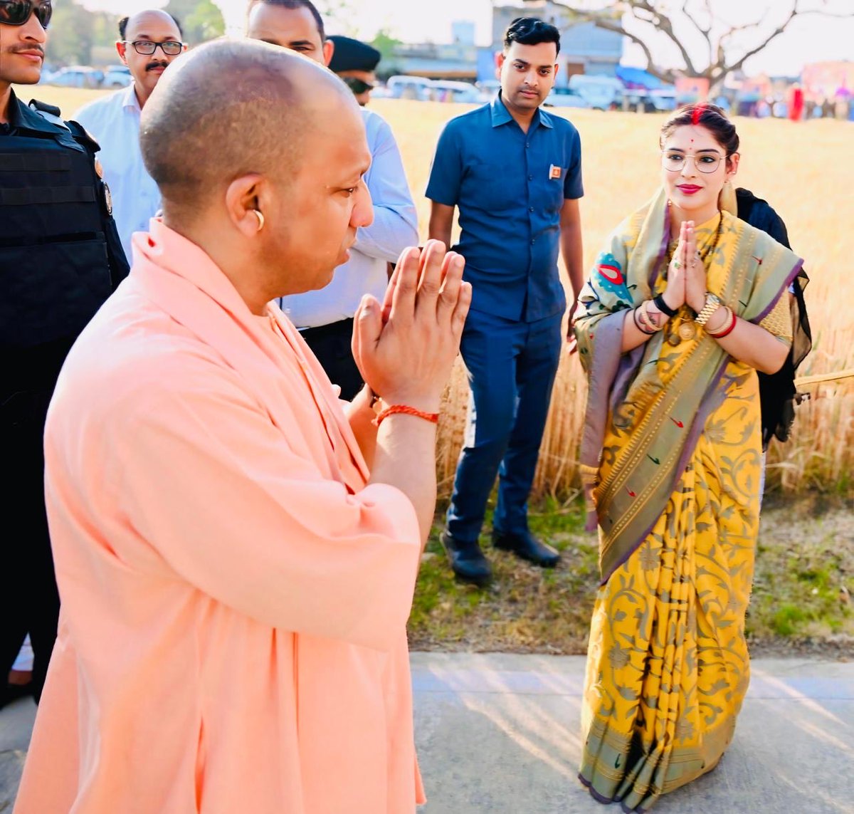 SherawaliShukla's tweet photo. आज अपने गृह जनपद बलरामपुर में पूज्य महाराज योगी मिथलेश नाथ  जी के अगुवाई में उत्तर प्रदेश के यशस्वी मुख्यमन्त्री परम आदरणीय माननीय योगी आदित्य नाथ जी महाराज जी का तुलसीपुर देवीपाटन मंदिर के आगमन पर हैलीपैड पर उपस्थित होकर स्वागत एवं अभिवादन किया ।🙏🏻 https://t.co/5QlDE9gYsm