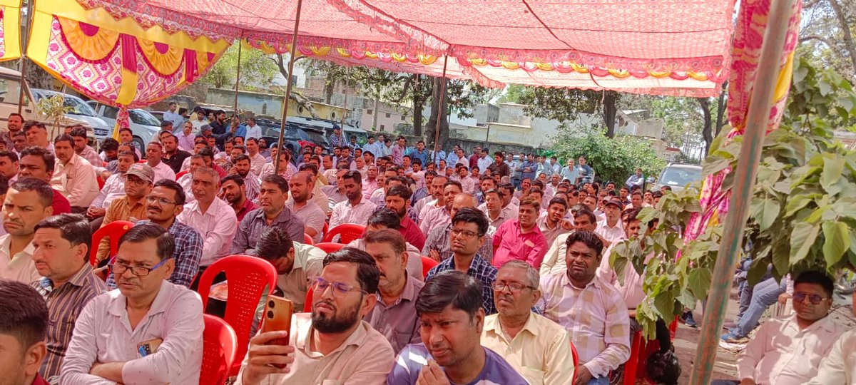 UPRVPAS's tweet photo. बिजली के निजीकरण के विरोध में संघर्ष समिति के केंद्रीय पदाधिकारीयो का आज जनपद बुलंदशहर में दौरा कर विशाल जन जागरण सभाएं की। जन जागरण सभा में विद्युत अभियंताओं, कर्मचारियों व संविदा कर्मचारियों ने बिजली के निजीकरण के विरोध में आर-पार की लड़ाई लड़ने का ऐलान।
@UPPCLLKO https://t.co/keQ8dGId31