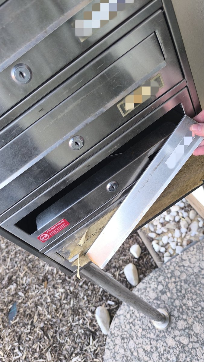 smolYoongl's tweet photo. @DHLPaket Euer Postbote/Paketzusteller hat unseren Briefkasten kaputt gemacht!!! + sie lieben es das "keine Werbung" Schild zu ignorieren! https://t.co/5y3f9zNHa4
