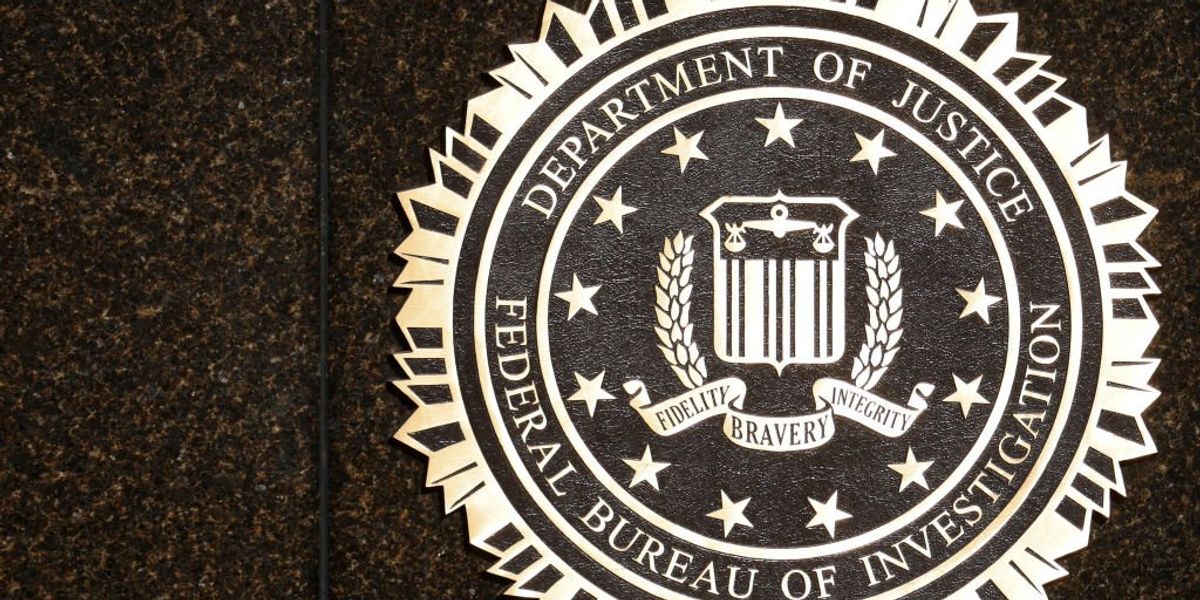 Anti-Trump FBI agent arrested trying to flee country, charged with leaking confidential intel dlvr.it/TJfJsc