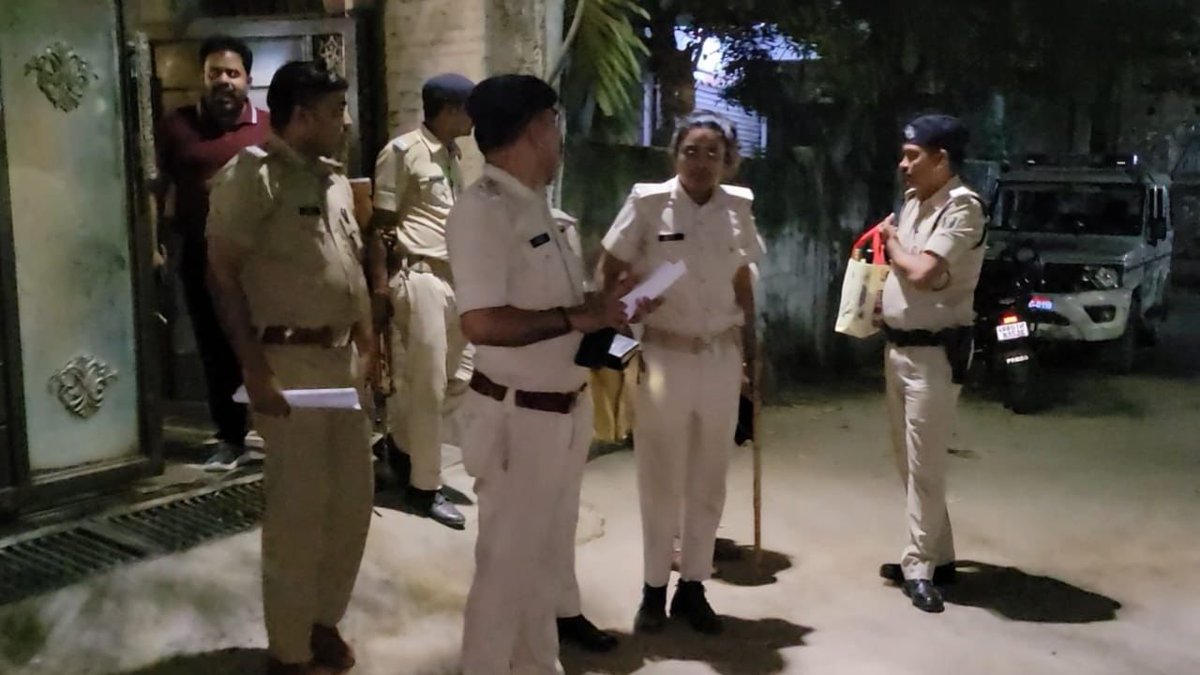 Gyaneshwar_Jour's tweet photo. Bihar Breaking: आयकर विभाग से प्राप्त सूचना के बाद पटना पुलिस ने मशहूर मिठाई निर्माता Harilal's के ठिकाने पर रेड कर बहुत महंगी विदेशी शराब की कई बोतलों के साथ संदीप महेश मनकानी को गिरफ्तार किया. पटना पुलिस ने पुष्टि की. अभी पिछले दिनों ही #Harilals ने बिहार विधान सभा परिसर में भी आउटलेट खोला था.