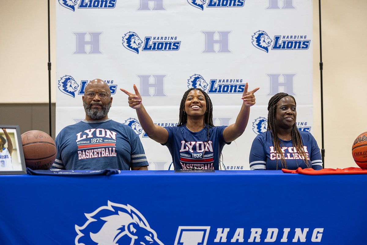 VnsJsh's tweet photo. Signed sealed and ready for Arkansas! Special thanks to Michelle Malone,  Eric Daniels,  Teddrick Mcghee, Thank you all! Lyon College bound. @CaseyFowler_ @coaching430 @MemphisEliteDan @hoops_mha https://t.co/2jbQK4olrV