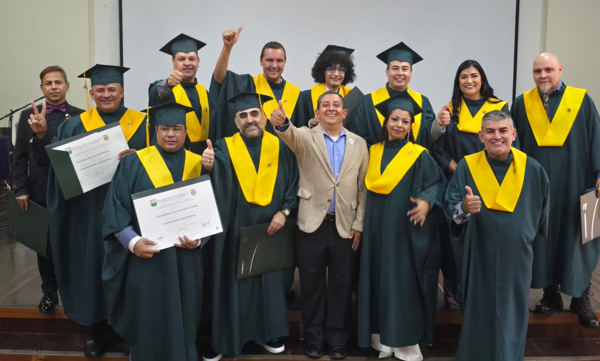 elclubdeprensa's tweet photo. Otra alegría del @elclubdeprensa. 9 de nuestros socios que hacían periodismo empírico se graduaron hoy como Comunicadores audiovisuales en el @PolitecnicoJIC, gracias a un convenio celebrado entre nuestra Corporación y la IU. En junio se graduaran otros 5. ¡Qué felicidad! https://t.co/b0RharhLfj