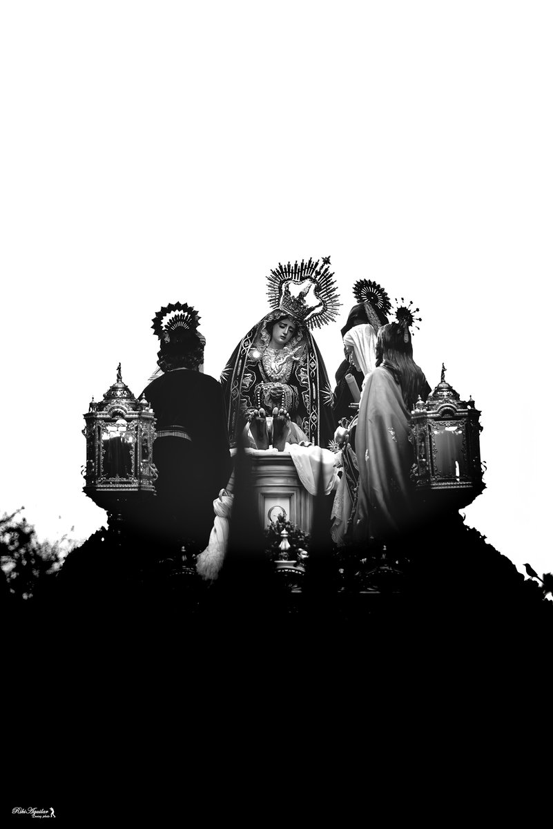 En nada.......
Surge el latir de tambores lejanos,
y el ojo ávido busca el detalle,
fotografía y fervor de la mano.

A mis colegas de fatigas fotográficas.