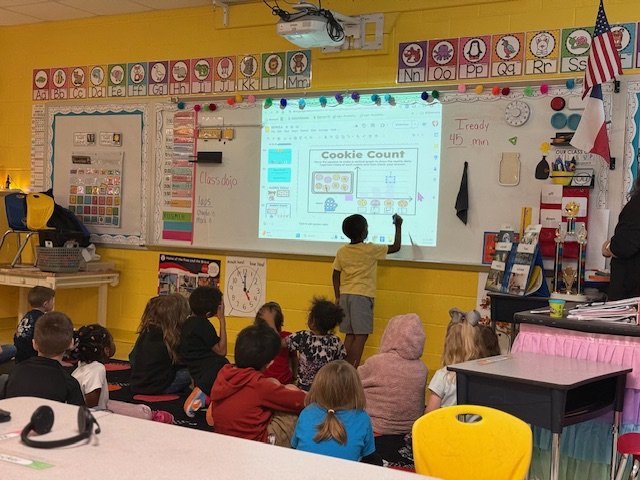 wwppanthers's tweet photo. Mrs. Parker’s kindergarten class practicing organizing objects, collecting data and creating graphs today during math! https://t.co/NpBLqzsoUp
