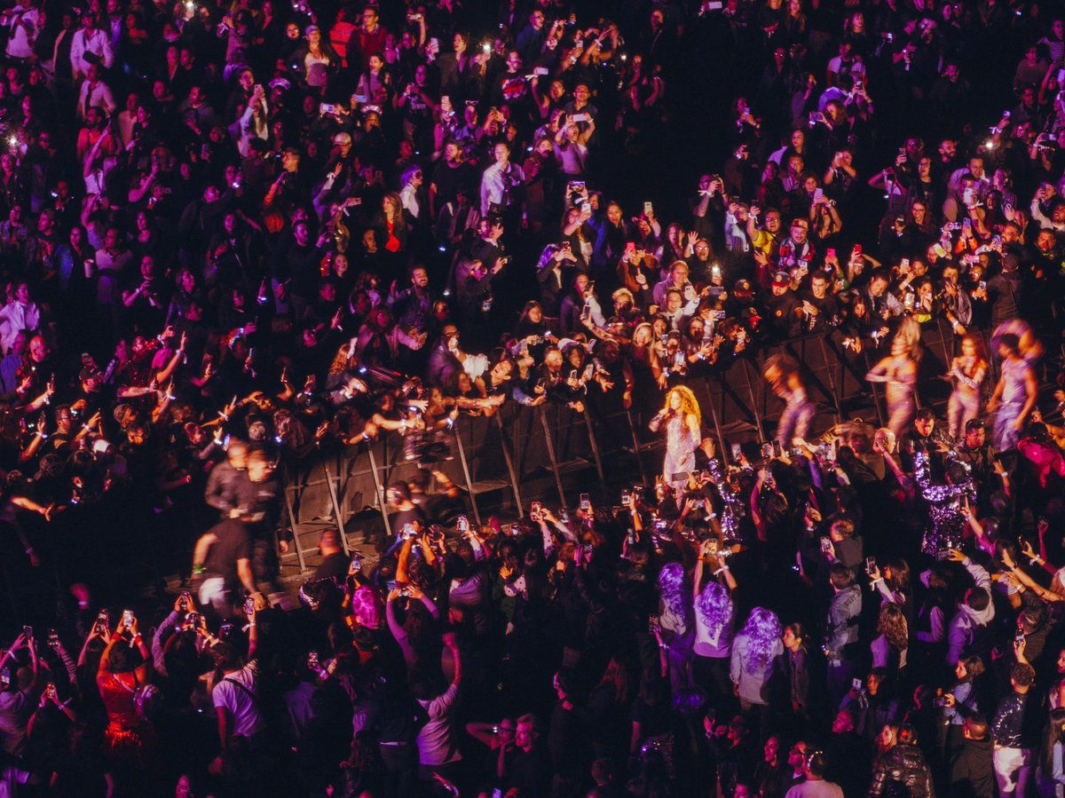 Mi México lindo, Primera noche de 7 y ha sido impresionante!!! Juntos estamos haciendo historia y batiendo un récord histórico con estos siete conciertos en Ciudad de México. Esta noche hemos aullado juntos, lo he dado todo y ustedes me han dado todo a mí. Los quiero tanto