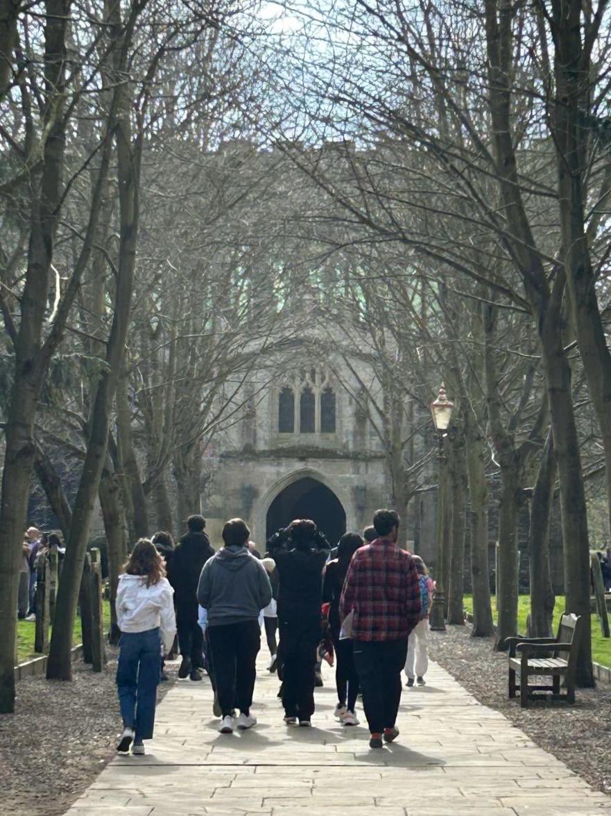 Kelmscott School (@kelmscottschool) on Twitter photo First stop: a guided tour provided by <a href="/StratfordWalks/">Stratford Town Walk</a> Kelmscott students impressed Margot with their extensive knowledge 🙌🎭🙌<a href="/NSTSchoolTrips/">NSTSchoolTrips</a> #stratforduponavon #puttinglearningfirst #rsc #hamlet #Kelmscotties First stop: a guided tour provided by <a href="/StratfordWalks/">Stratford Town Walk</a> Kelmscott students impressed Margot with their extensive knowledge 🙌🎭🙌<a href="/NSTSchoolTrips/">NSTSchoolTrips</a> #stratforduponavon #puttinglearningfirst #rsc #hamlet #Kelmscotties