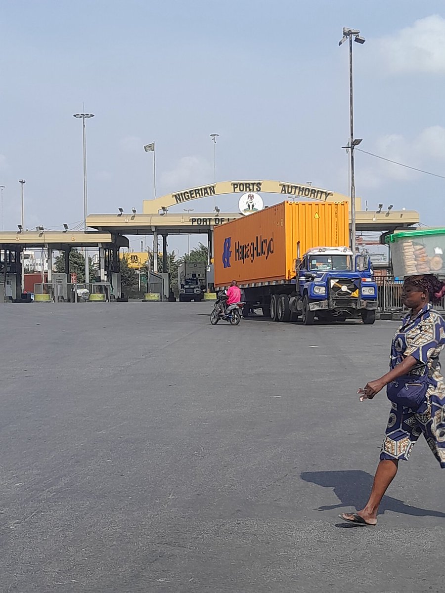 AdemiF3's tweet photo. Welcome to Apapa port terminal  lagos nigeria . https://t.co/XlhzMJOugm