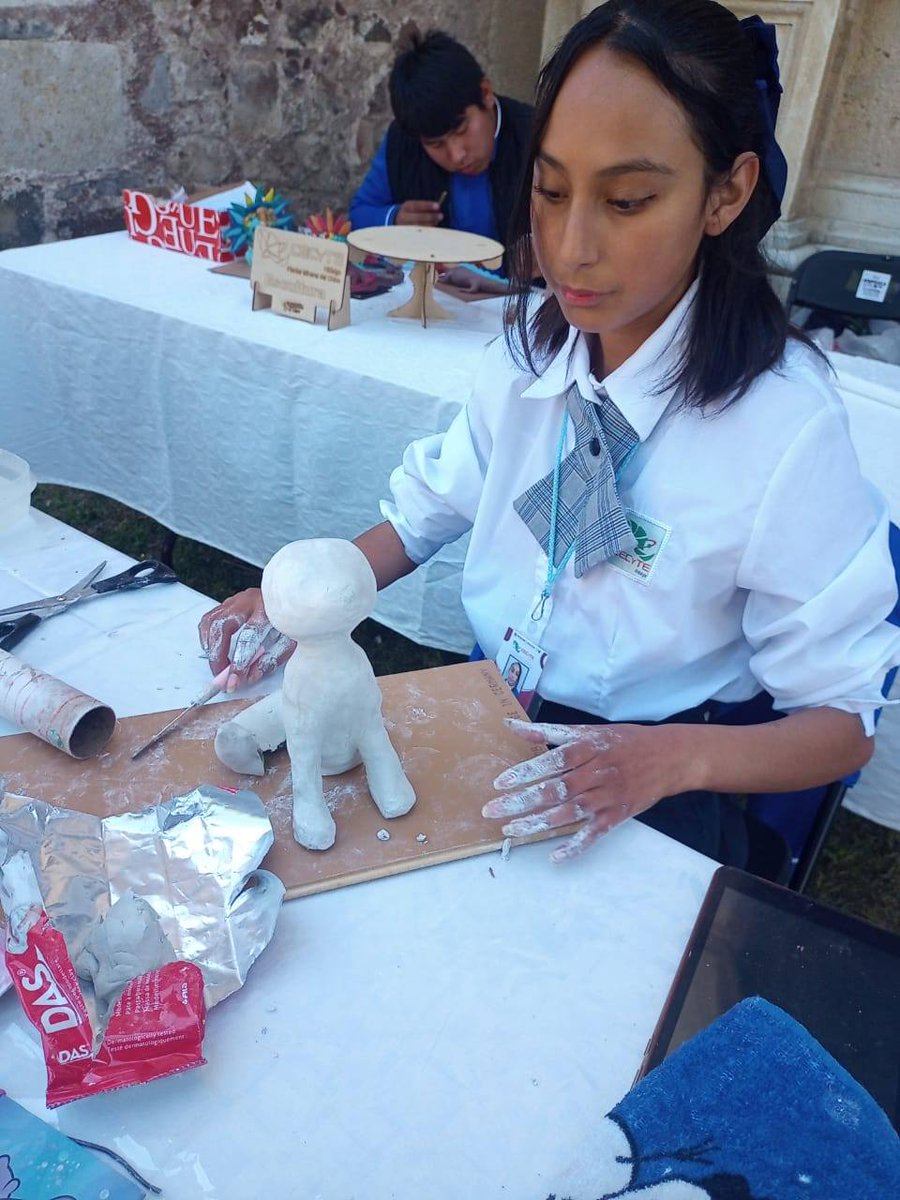 En este Día del Artesano, celebramos el talento y la creatividad de nuestras alumnas y alumnos, quienes con sus manos transforman materiales en verdaderas obras de arte. 🧵🖌️ 
#SomosUnEquipoTransformandoElFuturo