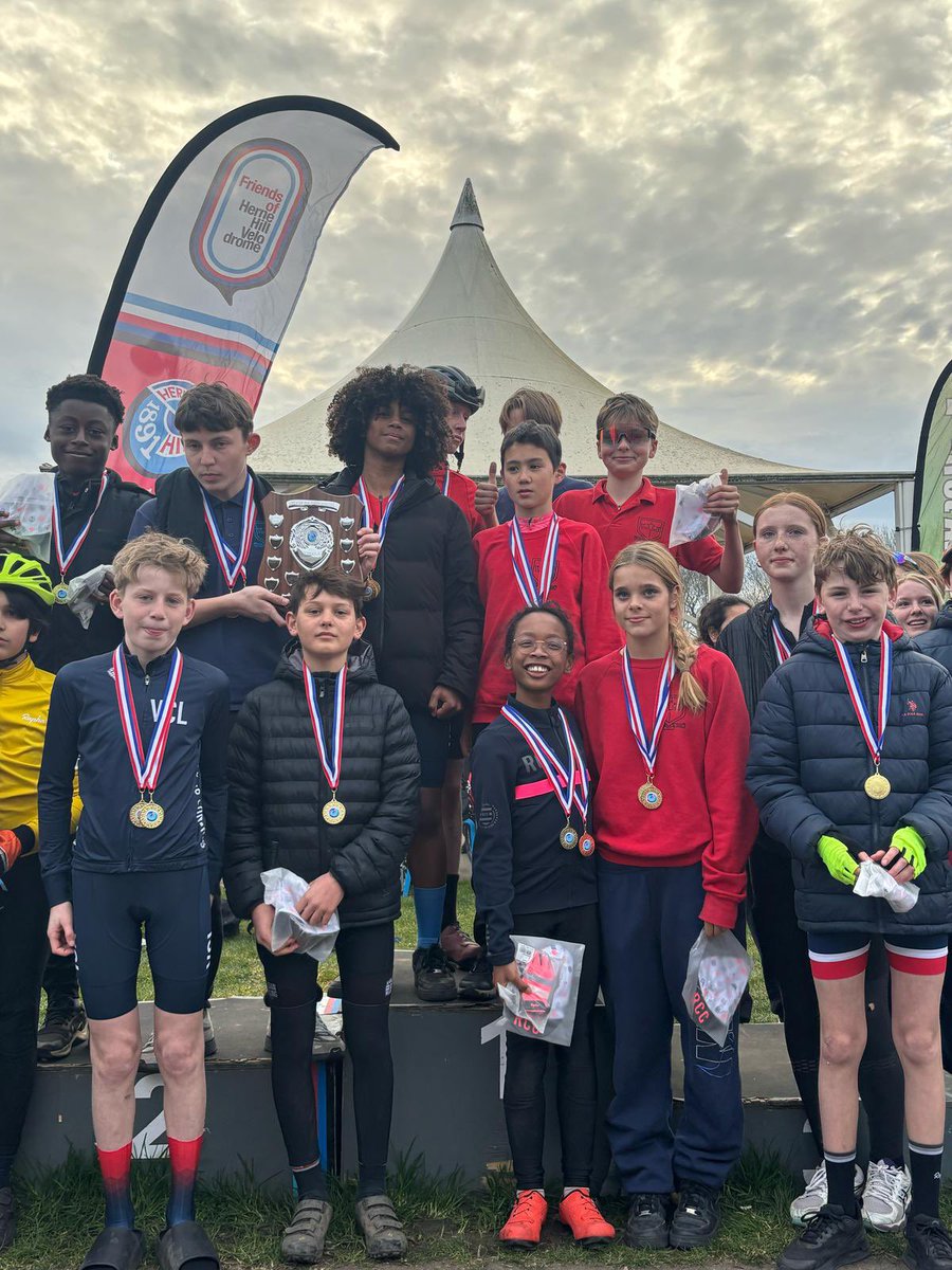 Huge congratulations the the Kingsdale Cycling Team who successful defended their title on Wednesday at the Herne Hill Velodrome competition. Some brilliant individual and team rides ensured the team won the trophy for a second year in a row! 🏆🏆