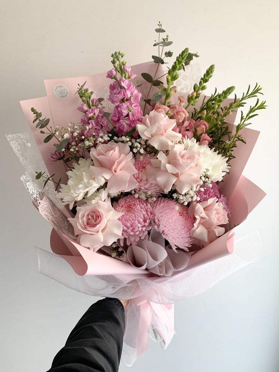 i3Moment's tweet photo. Pink flowers bouquet https://t.co/QCtSFJq0EK