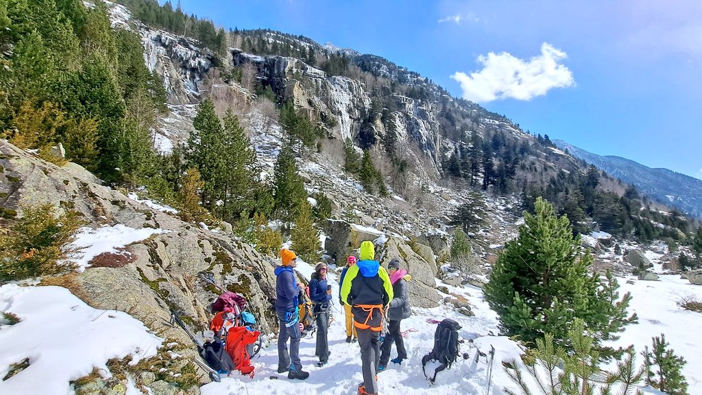 AEC_Reus's tweet image. Algunes fotos del Monogràfic d'Alpinisme N2 d'aquest cap de setmana passat a la Vall de Boí.
#AECReus #ECAM #FEEC #GEAM #Alpinisme