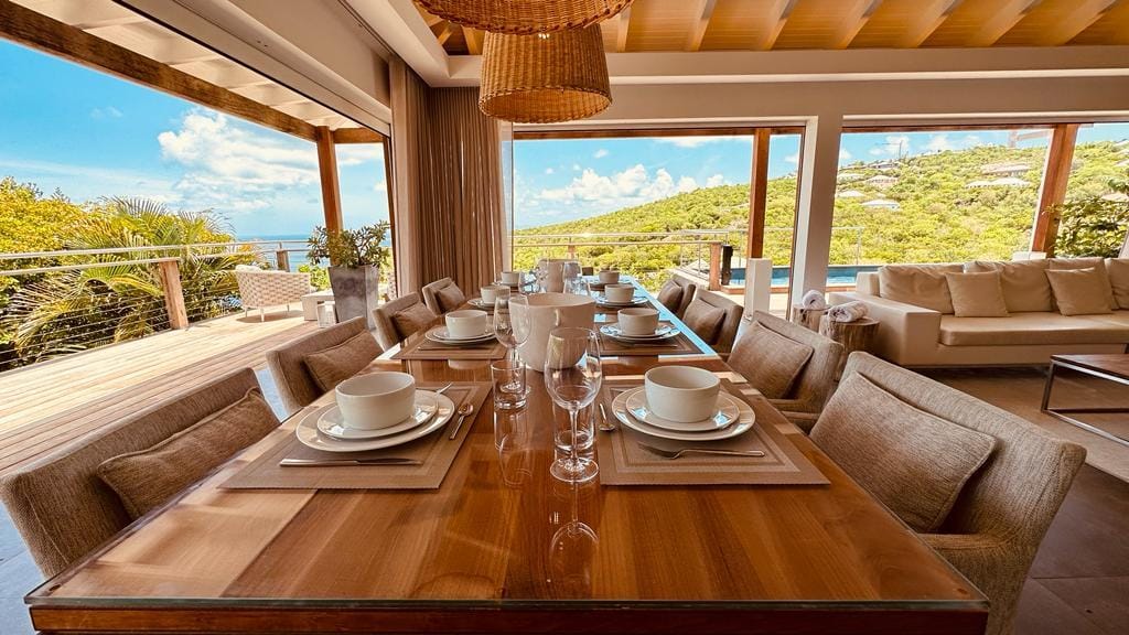 StBartsPremium's tweet photo. With three spacious and contemporary bedrooms, a sparkling pool, and its proximity to Gouverneur Beach, Gustavia, and St. Jean, VILLA AVALON is your luxurious home away from home in paradise. #luxuryvillas #stbarts #islandvacations https://t.co/ETTrPR6Rkv https://t.co/qCuWugLk58
