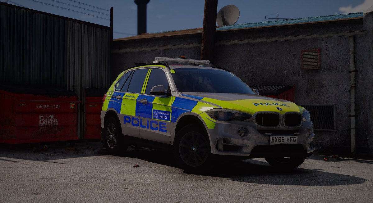 UL_MO19's tweet photo. #MO19 officers were spotted on a #DFI at Sinner St Police Station dealing with reports of a male with a machete trying to enter the station. Officers arrested a male in connection the the offence, working with @UL_ERPT to detain him safely. Curtesy pic of F15! #FiveM #urbanlondon https://t.co/X3fRAiFNX4