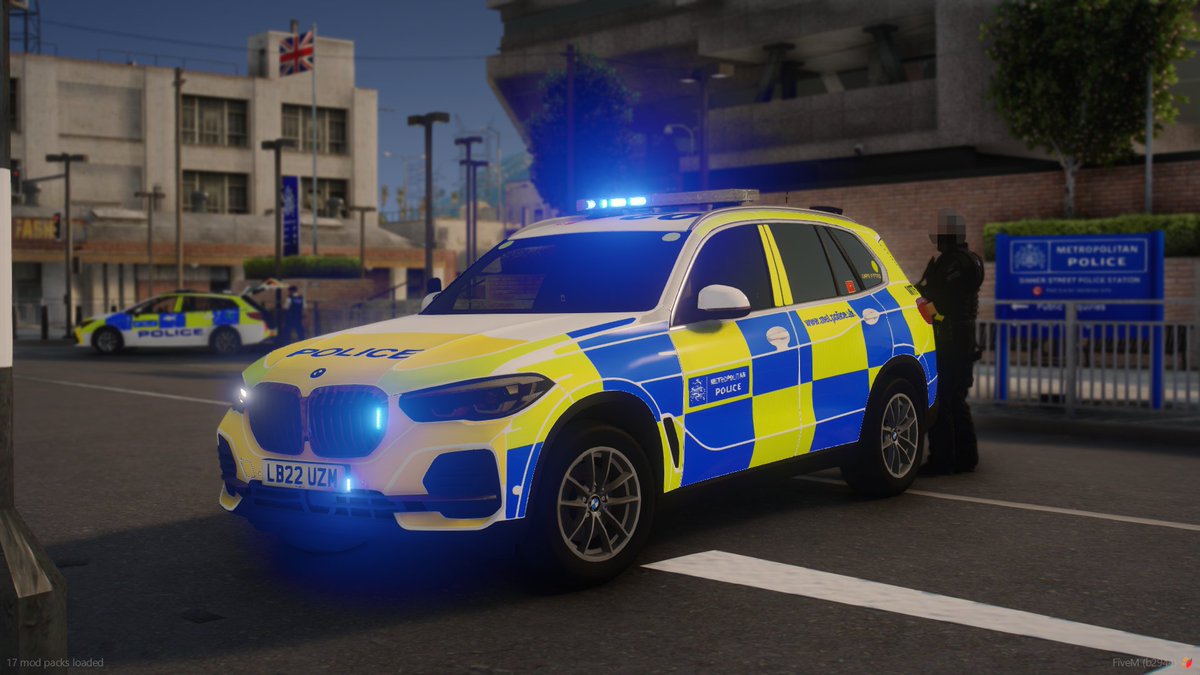 UL_MO19's tweet photo. #MO19 officers were spotted on a #DFI at Sinner St Police Station dealing with reports of a male with a machete trying to enter the station. Officers arrested a male in connection the the offence, working with @UL_ERPT to detain him safely. Curtesy pic of F15! #FiveM #urbanlondon https://t.co/X3fRAiFNX4