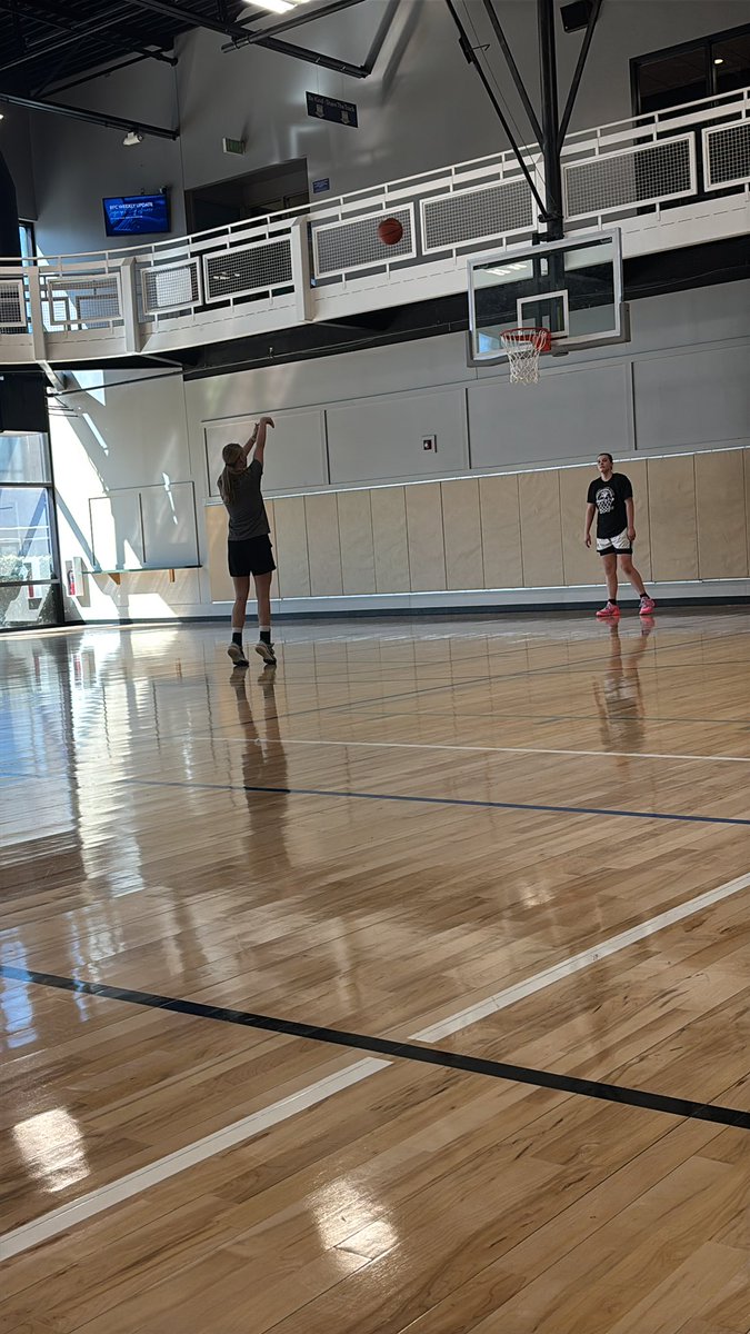 Morning workouts and pick up runs with my girls <a href="/heikkilaannii/">Anni</a> and <a href="/Ashjeriah34/">Ashlynn Smith</a> #thegrinddontstop #hoopallday