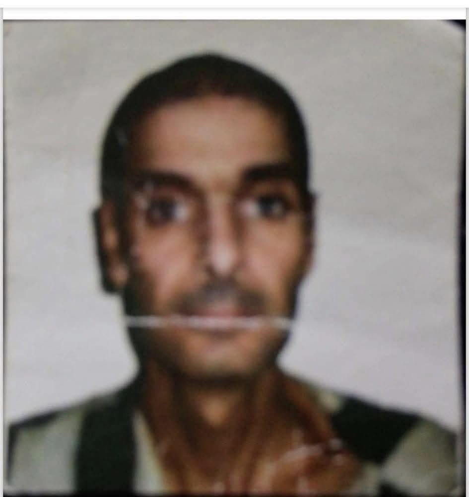 AsyaHesham's tweet photo. صدور قرار بتعيين الدكتور محمد حمزة نقيبًا لأطباء أسنان مدينة دمشق.

ولكن، من هو الدكتور محمد حمزة؟
تعالوا نقرأ معًا ماذا كتب الدكتور محمد على صفحته الشخصية:
د. محمد حمزة
⸻

أنا محمد حمزة، سُجنتُ ظلمًا في أعتى سجون التاريخ، في “المسلخ البشري” سجن صيدنايا العسكري، بتاريخ 28/8/2011، بتهمة “الإصلاح والتغيير السلمي” التي كانت تُنسب إلى خيرة شباب بلدنا الحبيب من أكاديميين ومثقفين، أولئك الذين أرادوا ثورة سلمية إصلاحية، لا تخريب ولا تدمير.

هذه التهمة صنّفها النظام البائد تحت مادة التحريض على القيام بأعمال إرهابية.

لقد تم سجني في السجن الأحمر مع مجموعة من الأكاديميين من أبناء دمشق وريفها، وحمص، وحلب، وحماة، واللاذقية، ودرعا، ودير الزور، والحسكة. جميع هؤلاء كانوا من خيرة طبقات المجتمع، وجميعهم سلميون، وهذا مؤكد، لأننا كنا الدفعة الأولى التي دخلت السجن الأحمر عند بداية الثورة، حيث كانت المظاهرات سلمية فقط.

وهنا بدأ مسلسل التعذيب والتنكيل، الذي استمر ثلاث سنوات إلا شهرًا واحدًا، حيث كنتُ آخر الخارجين من مجموعتي من سجن صيدنايا، إذ استُشهد جميعهم باستثناء أخٍ واحد من مدينة داريا خرج قبلي بسبعة أشهر.

أما بقية أصحابي وزملائي الذين دخلوا معي، فقد استُشهدوا جميعًا، أسأل الله أن يتقبلهم.

خلال هذه الفترة، انتشرت عني شائعات عديدة، منها أنني أصبتُ بالشلل، أو قُطعت أصابعي، أو جُننت، أو حتى متّ، وهذه الأخيرة كانت أكثرها شيوعًا وانتشارًا.
(فقد كان بعض الأصدقاء يدعون لي بالرحمة ويقرؤون القرآن ويهدونني الختمات.)

حتى شاء الله أن يكتب لي النجاة، وأخرج من هذا السجن اللعين صباح يوم الاثنين 22/7/2014، الموافق 25 رمضان.
لكنني لم أُطلق سراحًا كاملاً، بل نُقلت إلى سجن دمشق المركزي (عدرا)، الملقب بـ “المرديان”.

خرجتُ من صيدنايا:
 • وزني كان 45 كغ فقط.
 • اعتلال شديد في الأعصاب.
 • ضعف في السمع والبصر.
 • عدم القدرة على المشي منتصبًا، وعدم التوازن إلا بالاستناد إلى شيء.
 • حمى تيفية مترقية.

وصلتُ إلى سجن عدرا، وخضعت للعلاج بإشراف أطباء من أصدقائي، كانوا سجناء مثلي، جزاهم الله عني كل خير.
قضيتُ في سجن عدرا أربع سنوات ونصف، ثم شملني عفو 2014 بالإضافة إلى ربع المدة لحسن السلوك 😅،
فتم إخلاء سبيلي بتاريخ 9/3/2019.

عدتُ إلى أسرتي بعد طول غياب:
 • عدتُ إلى والدتي (رحمها الله) التي صبرت وانتظرت ولم تفقد الأمل رغم كل الإشاعات عني، وكانت تقول: “محمد لم يمسّه سوء، سيعود إليَّ سالمًا ويدخل عليّ من هذا الباب.”
 • عدتُ إلى والدي الذي لم يتركني من دعائه في تهجده ونهاره.
 • عدتُ إلى زوجتي التي كانت تردد قول الله: “إِنَّ الَّذِي فَرَضَ عَلَيْكَ الْقُرْآنَ لَرَادُّكَ إِلَىٰ مَعَادٍ.”
 • عدتُ إلى أولادي الذين تركتهم في سن الحضانة، ورجعتُ إليهم وهم في الإعدادية والابتدائية.
 • عدتُ إلى أسرتي التي سدّت غيابي، وإلى عمي والد زوجتي (أبو الجود منذر) ووالدتها، الذين كانوا والدين حقيقيين لأولادي في غيابي، جزاهم الله عني كل خير.
 • عدتُ إلى أصحابي وإخواني الذين لم ينسوني من دعائهم ليلًا ونهارًا.
 • عدتُ إلى عيادتي واختصاصي الذي أعشقه.
 • عدتُ إلى النشاط العلمي من مؤتمرات وندوات.

أحبتي وأصدقائي، أبارك لبلدي الحبيب هذا النصر العظيم.
وأقول: إن يوم إخلاء سبيلي الحقيقي كان في 8/12/2024، حيث شعرتُ بالحرية الحقيقية.
وأسأل الله أن يتقبل ويرحم الشهداء الذين ارتقوا لنصل إلى هذا اليوم، مبارك لنا النصر جميعًا.