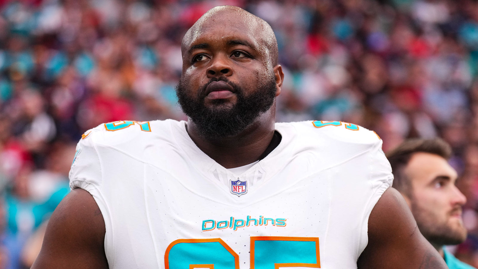 BREAKING: Benito Jones re-signed with the Dolphins and will enter the second year of his second stint in Miami, and the reason for his return is because he kept a video of Mike McDaniel.... nhathung