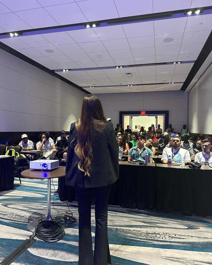 Susan_Shabs's tweet photo. I am forever grateful for the memories made,the lessons learned.Those words have inspired me to continue to do more and give more to the community.I am filled with an invigorating sense of purpose,determination🙏❤️#ForexSummit #LimitlessPotential #TradingJourney #NetworkOfDreamer https://t.co/yiwy3Vy760