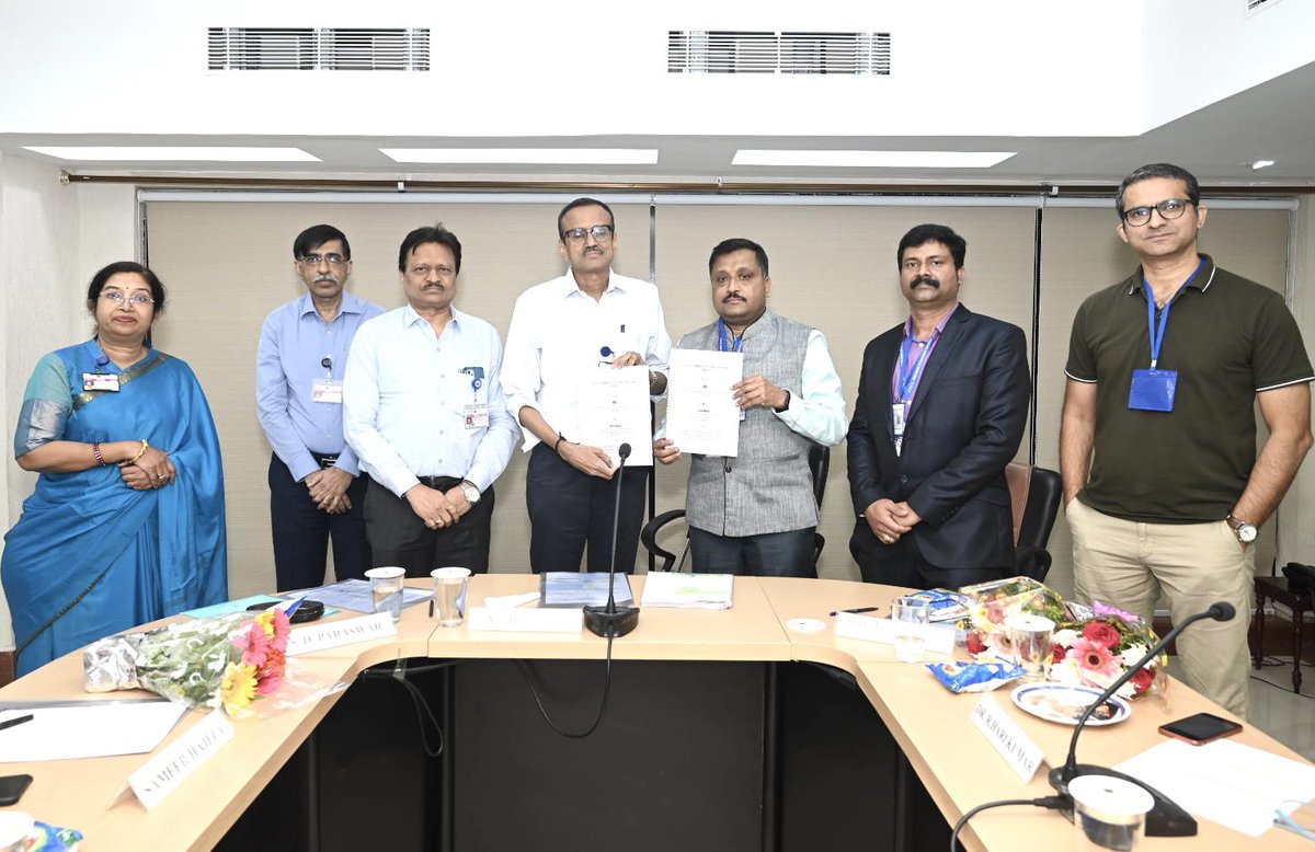 DrRHarikumar1's tweet photo. INCOIS signed an MOU with NPCIL, a Govt of India Enterprise of DAE at NPCIL, Mumbai for collaborations to execute a project on risk assessment o storm surge &amp; tsunami and on  multi hazard early warning services for its Tarapur site.

During the event, I presented on the MOU. https://t.co/0plOgGAm19