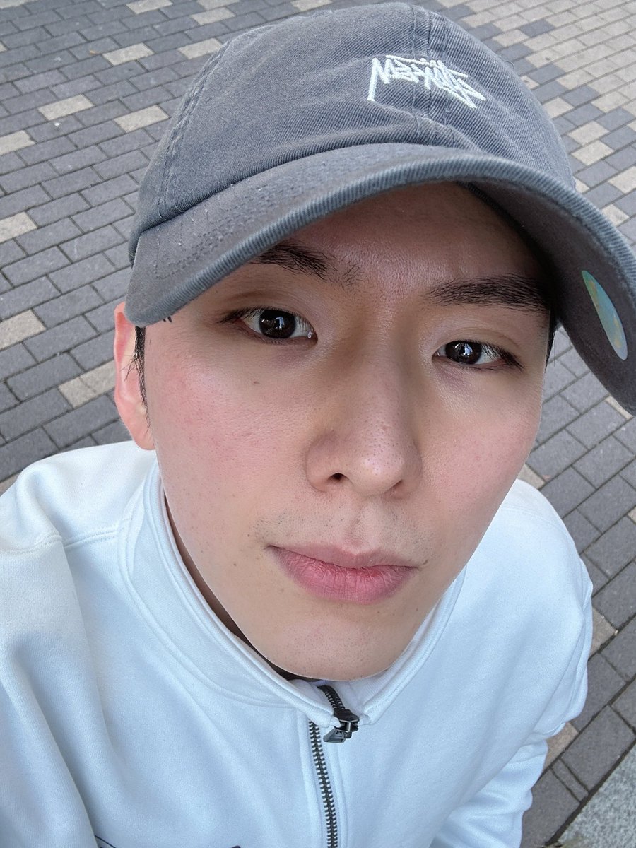 bilen bilir ki ben bir bare face kihyun hastasıyım… benlerini ve o minik minik sakal bıyığını görmek inanılmaz mutlu ediyor beni. yüzüne maske yapıp paylaşması filan🥲 ölüyorum anlasanaa🥹💖